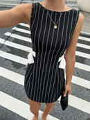Vestido Mini de Renda Floral com Manga Longa e Costas Abertas - Elegante