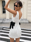 Vestido Mini de Renda Floral com Manga Longa e Costas Abertas - Elegante