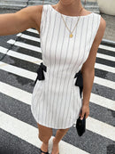 Vestido Mini de Renda Floral com Manga Longa e Costas Abertas - Elegante