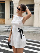 Vestido Mini de Renda Floral com Manga Longa e Costas Abertas - Elegante