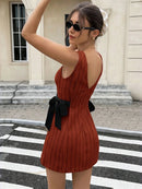Vestido Mini de Renda Floral com Manga Longa e Costas Abertas - Elegante