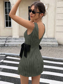 Vestido Mini de Renda Floral com Manga Longa e Costas Abertas - Elegante