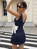 Vestido Mini de Renda Floral com Manga Longa e Costas Abertas - Elegante
