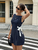 Vestido Mini de Renda Floral com Manga Longa e Costas Abertas - Elegante